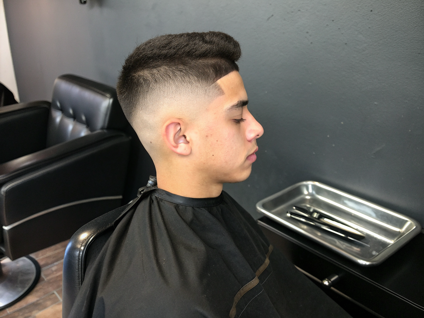 Strakke fade knipbeurt met perfecte overloop